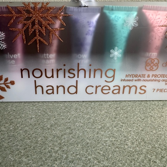 3/$10 SPECIAL! NWT Daisy Fuentes Holidays 7-pc Nourishing Hand Cream - Picture 4 of 8